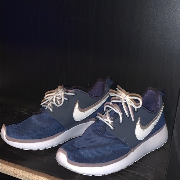 Nike Roshes - Picture 2 of 3